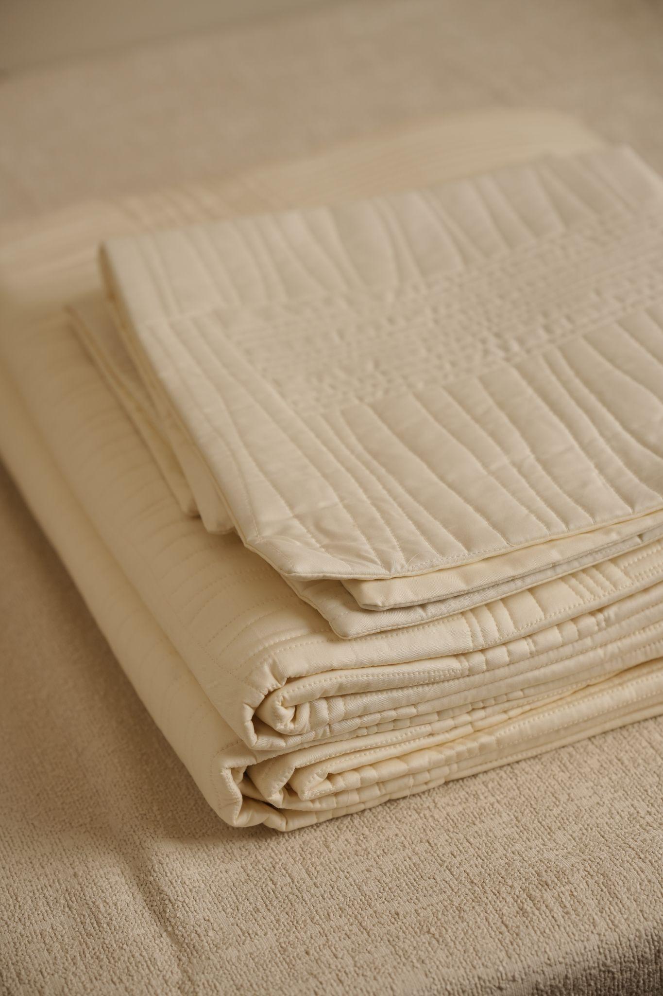 Bedcover/Quilt Ivory Cotton Satin+3 euro shams