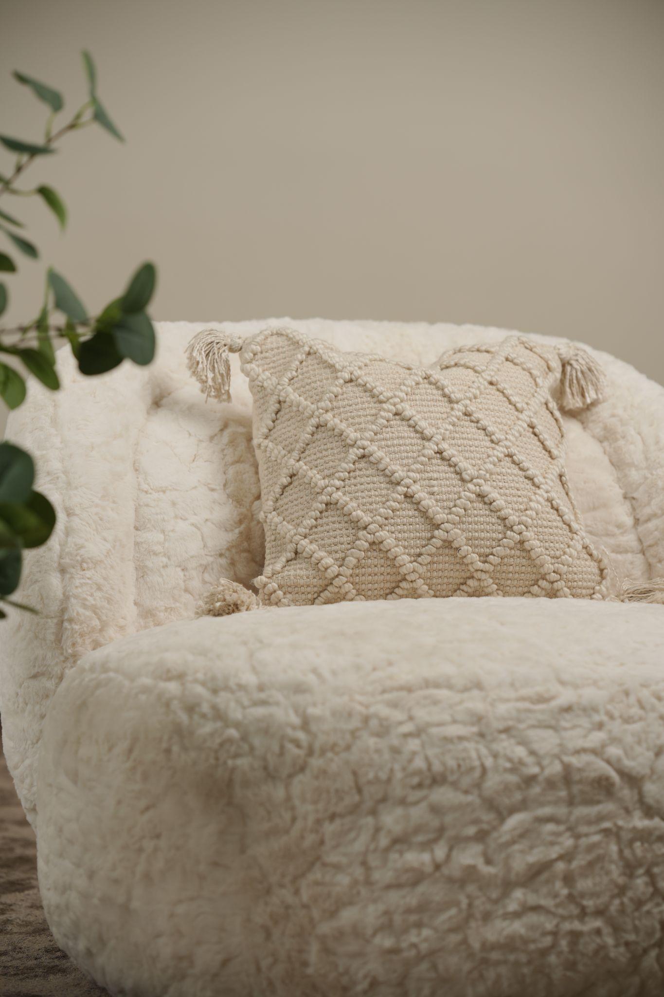Ivory criss cross sq cushion